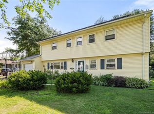 21 Greenbrier Dr, West Hartford, CT 06117