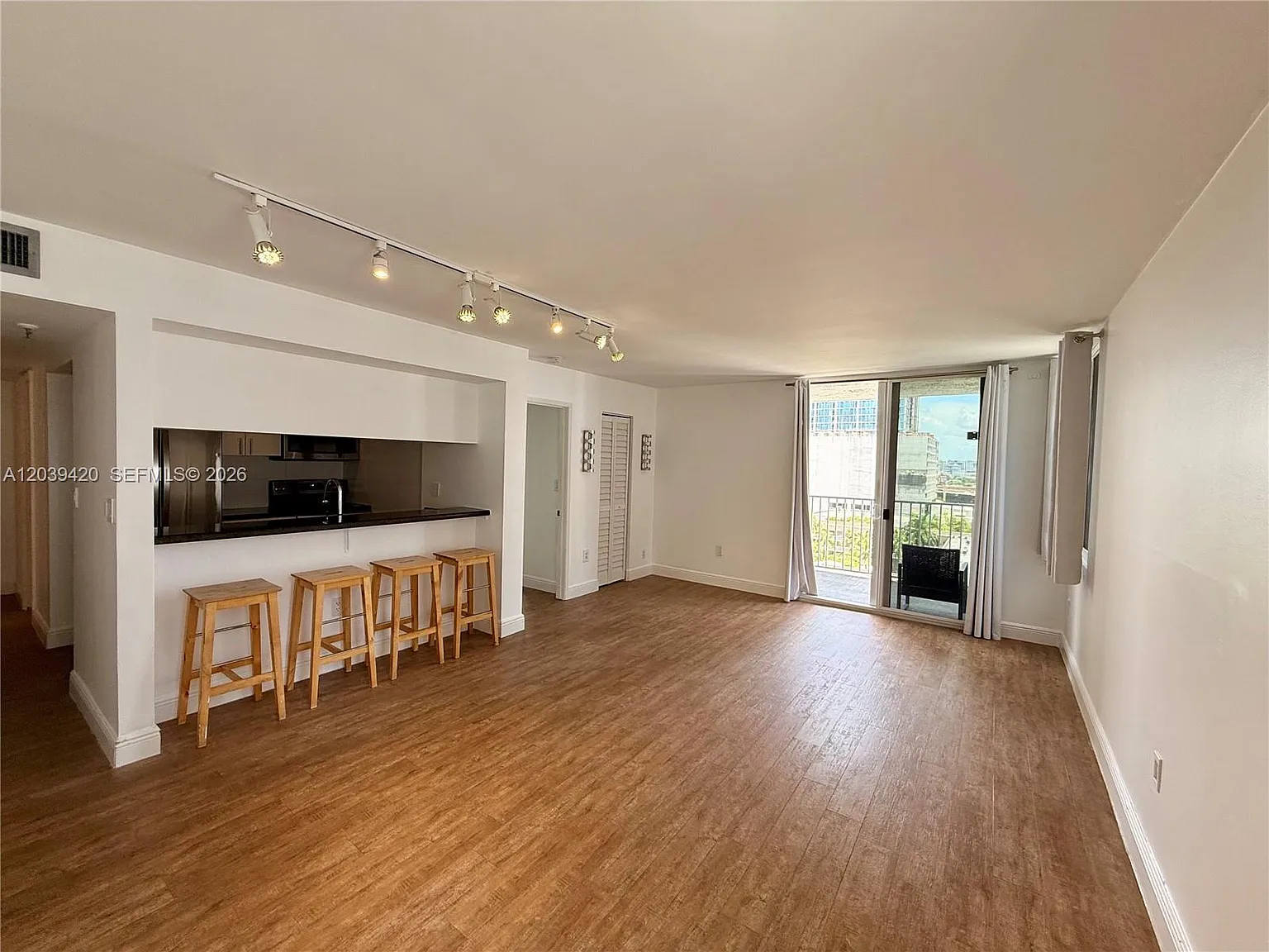 Madison Downtown Condo — Photo 3