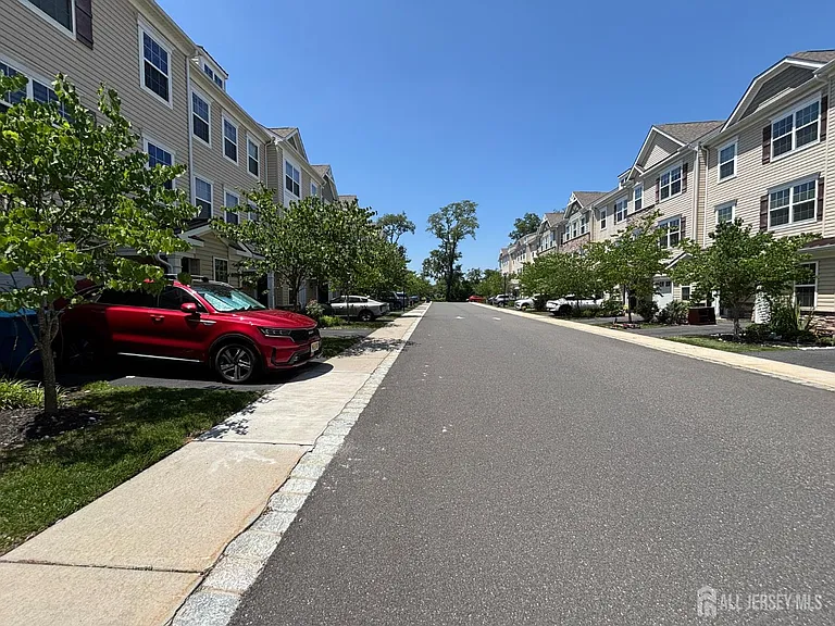 1302 Hights Farm Rd N — Photo 2