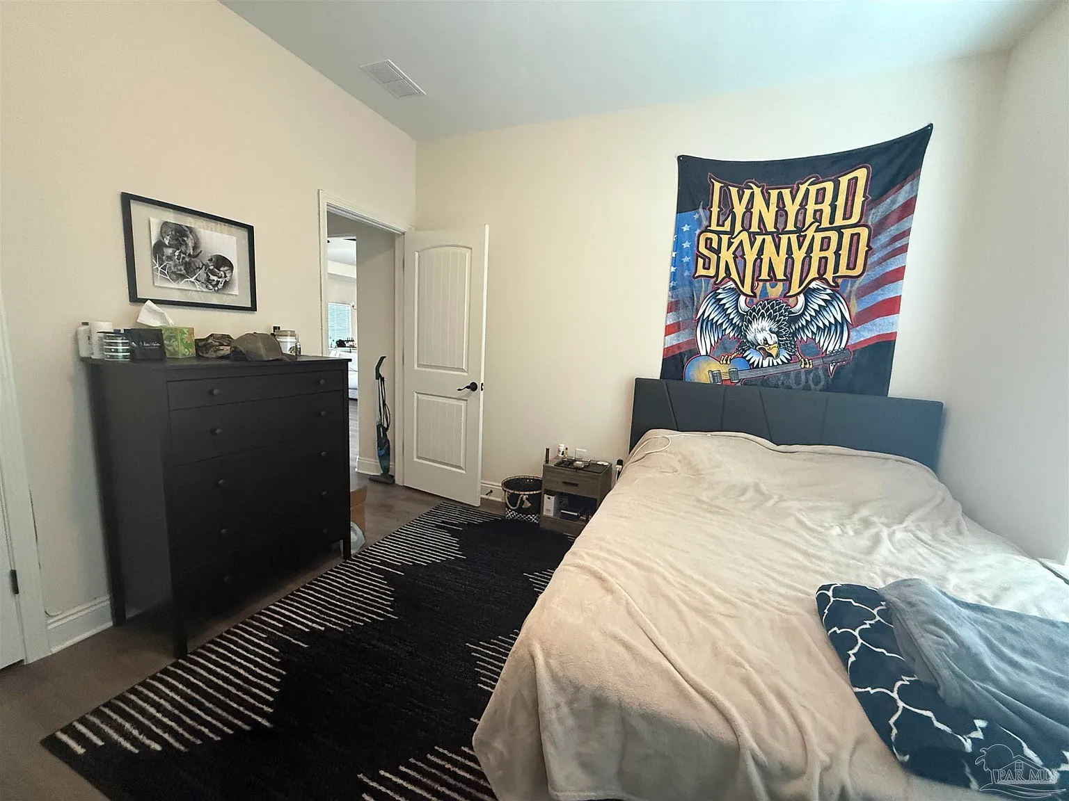 4 bed, 2348 sqft, $2,600 — Photo 3