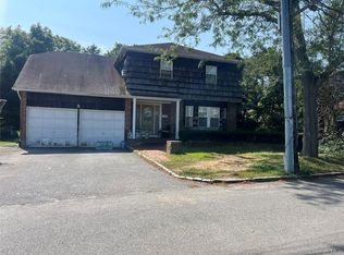 8 Ventana Ct, Lawrence, NY 11559