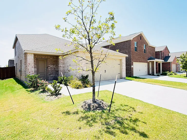 217 Adelina Dr — Photo 3