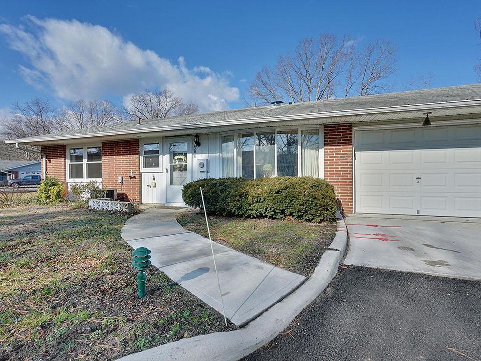 1st image of 628B Huntington Dr