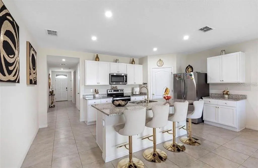 4 bed, 2.0 bath, 1867 sqft, $2,300 — Photo 3