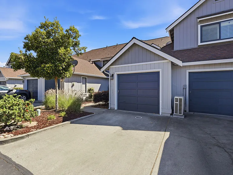 17125 Creekside Cir — Photo 2