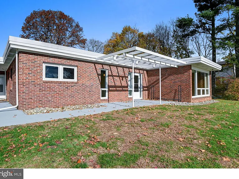 181 Cranbury Rd — Photo 4