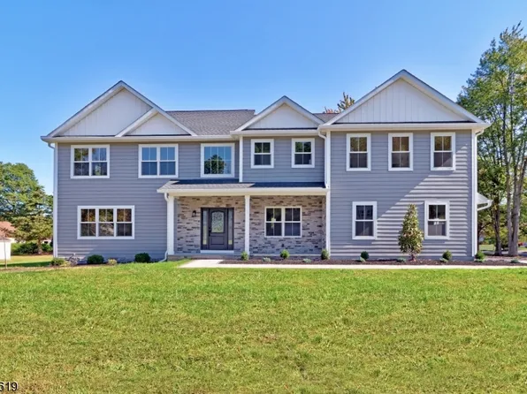 16 Windsor Way, East Hanover Twp., NJ 07936