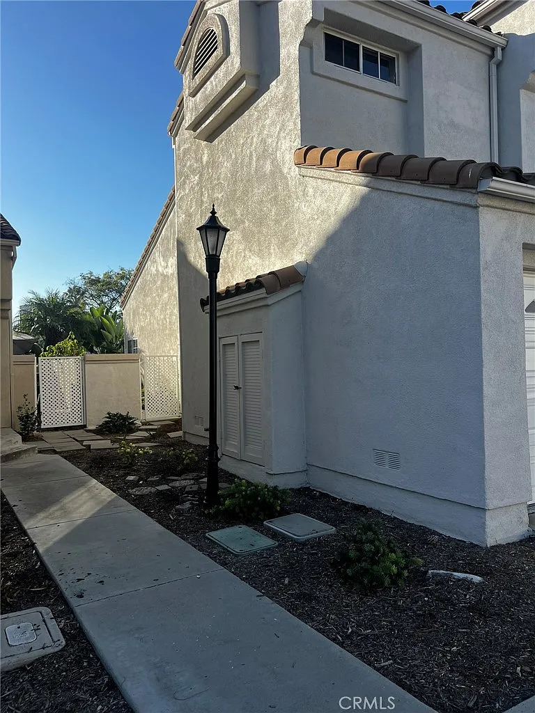 2 bed, 2.5 bath, 1300 sqft, $3,950 — Photo 2