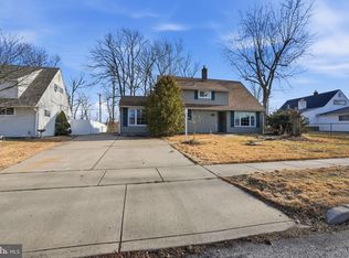 118 Wildflower Rd, Levittown, PA 19057