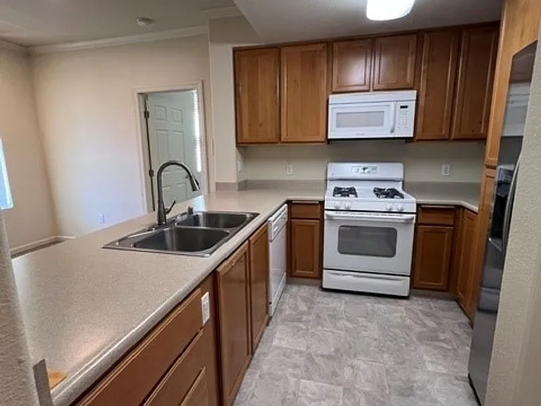 5201 Laguna Oaks Dr #181 — Photo 2