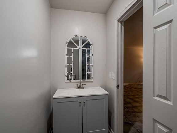 4th image of 501 Pine Park St