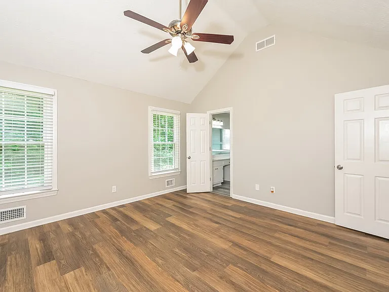 1070 Hunters Creek Ct — Photo 9
