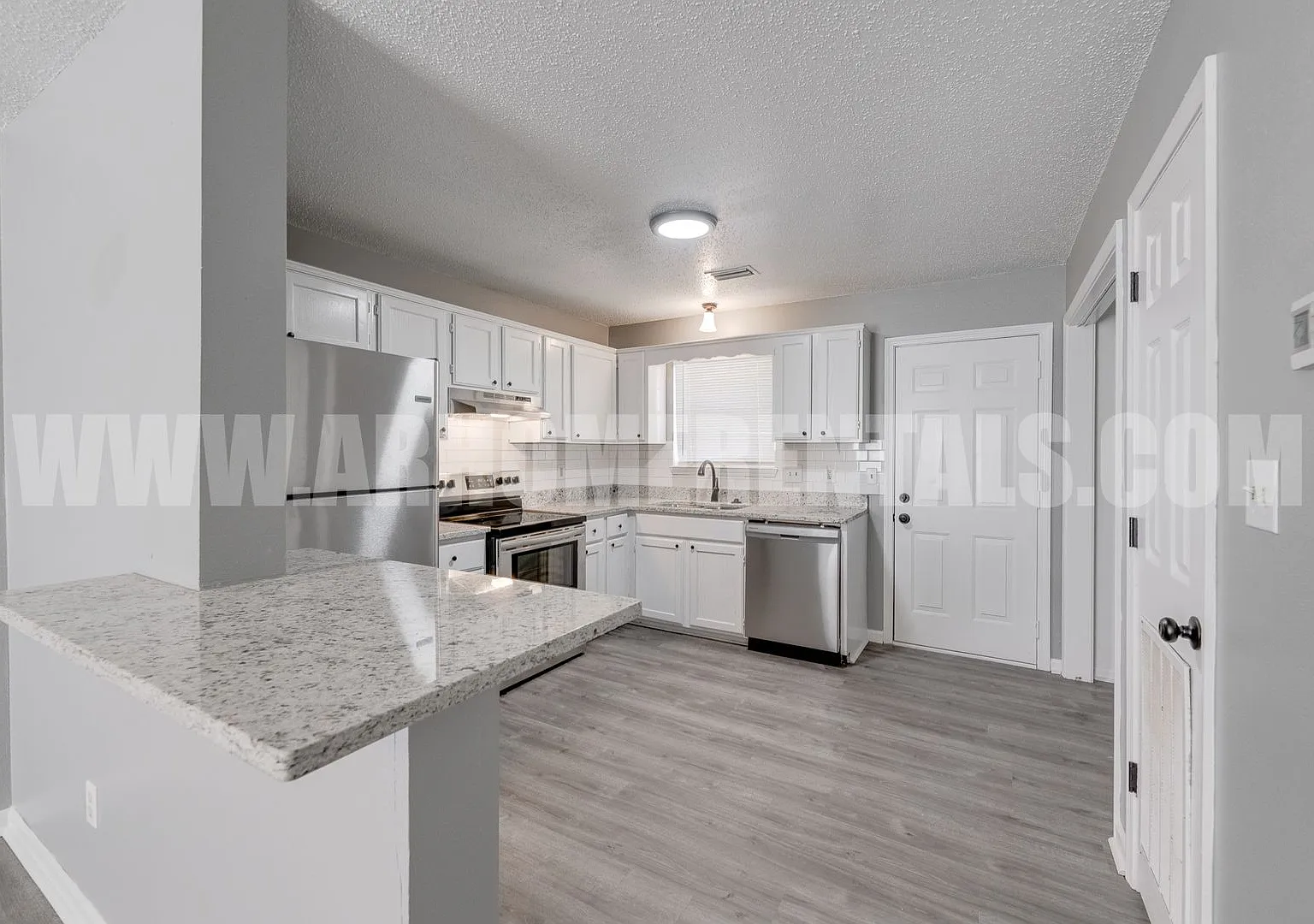 2405 Washington Avenue — Photo 2