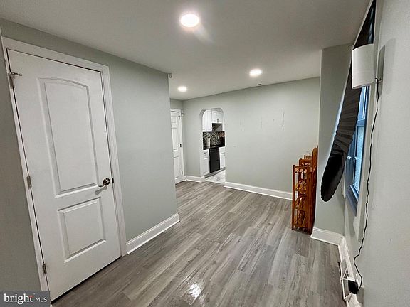 3rd image of 16 E Federal St