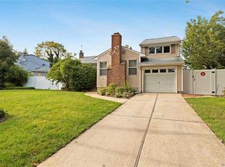 17 Elmtree Ln, South Huntington, NY 11746