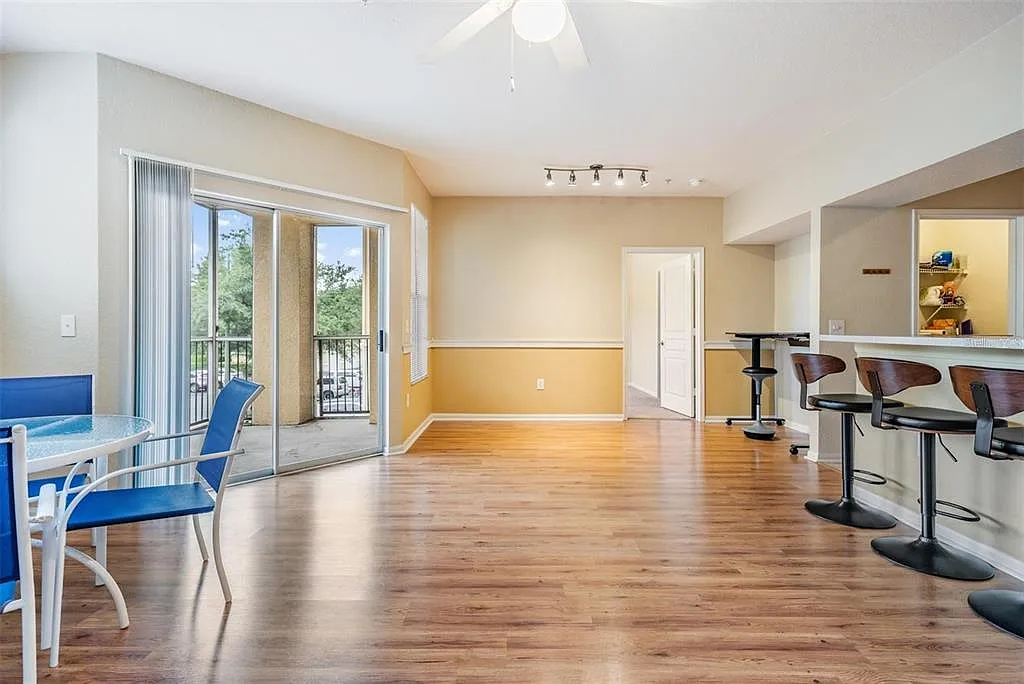 2 bed, 2.0 bath, 1089 sqft, $1,950 — Photo 4