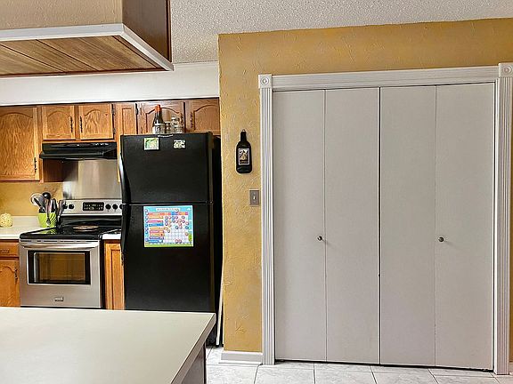 3rd image of 120 Oakview Dr