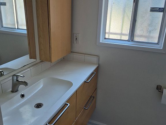 4th image of 940 N Cedar Ave #4