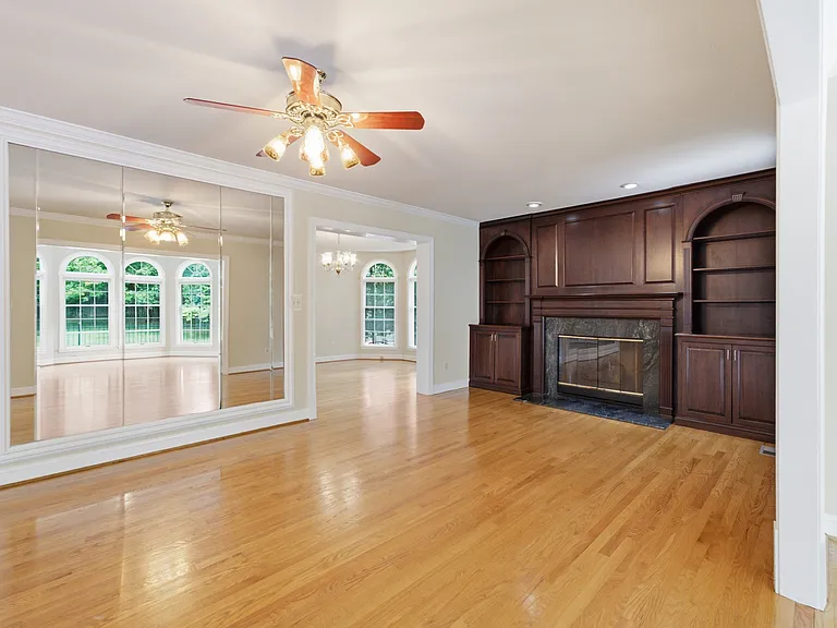 2725 Oldewood Dr — Photo 3