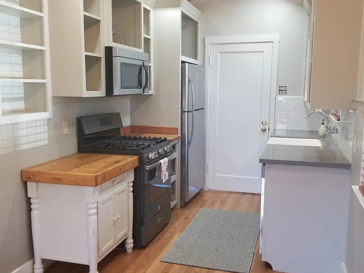 2 bed, 750 sqft, $2,100 — Photo 2