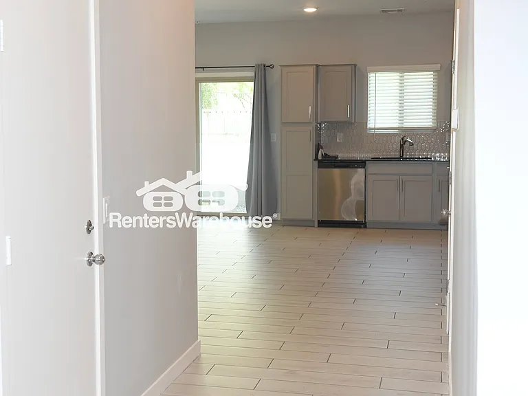 2264 W Harmont Dr — Photo 3