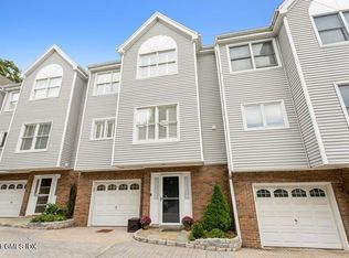 37 Davenport Ave APT 3, Greenwich, CT 06830