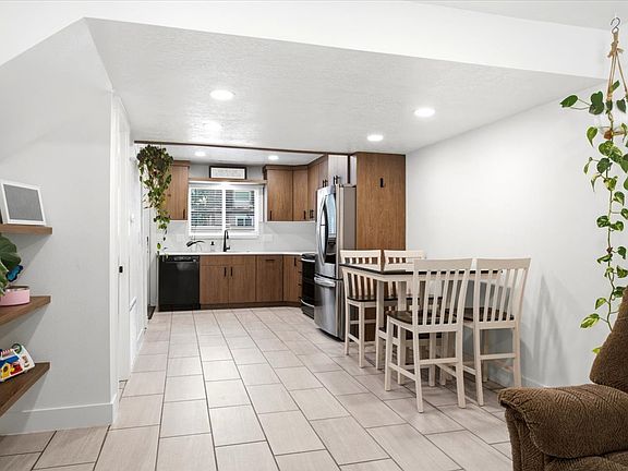 5th image of 88 W 50 S Unit W5