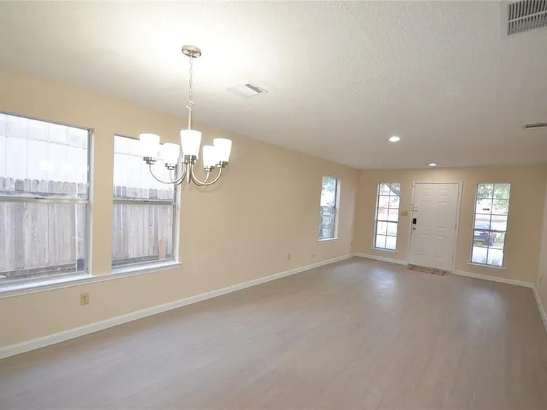 13903 Lothian Dr — Photo 3