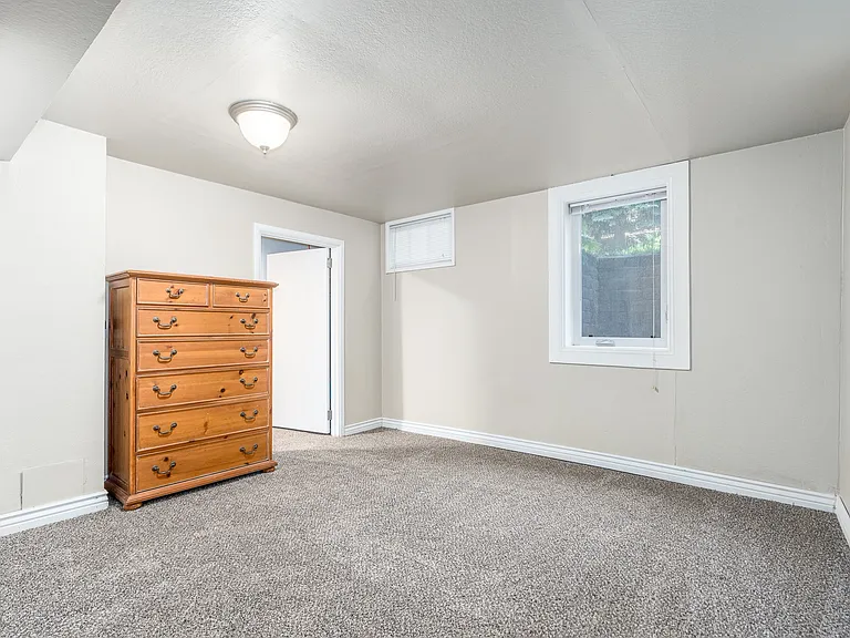 5228 N Greenwood Blvd — Photo 9