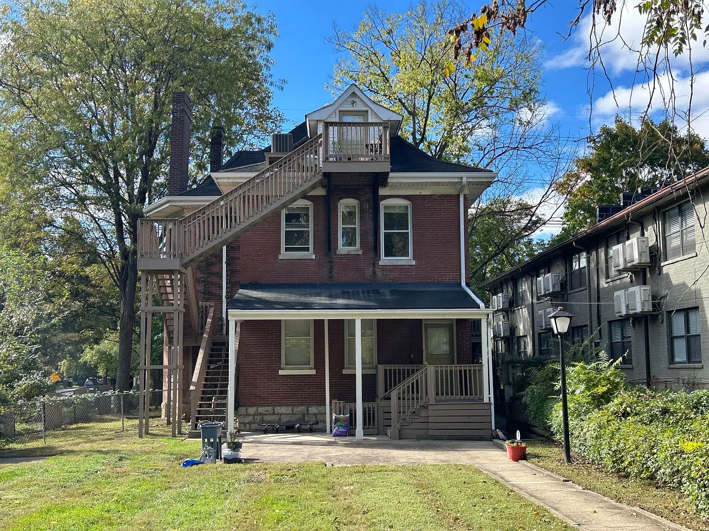 1921 Frankfort Ave — Photo 2
