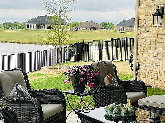 3rd image of 2528 Vineyard Dr