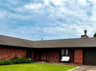 105 Country Club Ln, Blackwell, OK 74631