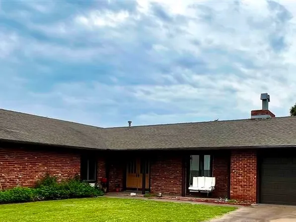 105 Country Club Ln, Blackwell, OK 74631