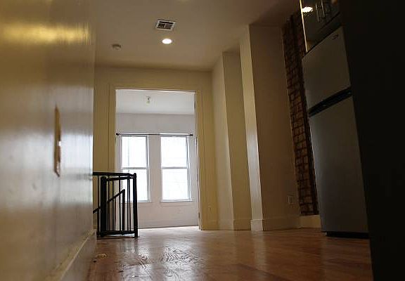 4th image of 29 Montrose Ave #1R