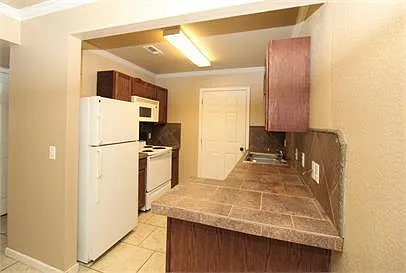 2068 N Leverett Ave — Photo 5