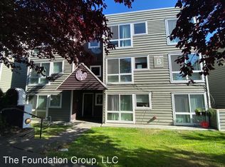 916 N 104th St #B-304, Seattle, WA 98133
