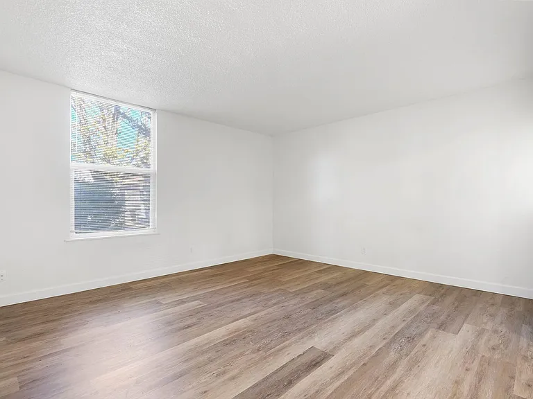 240 2nd St — Photo 8