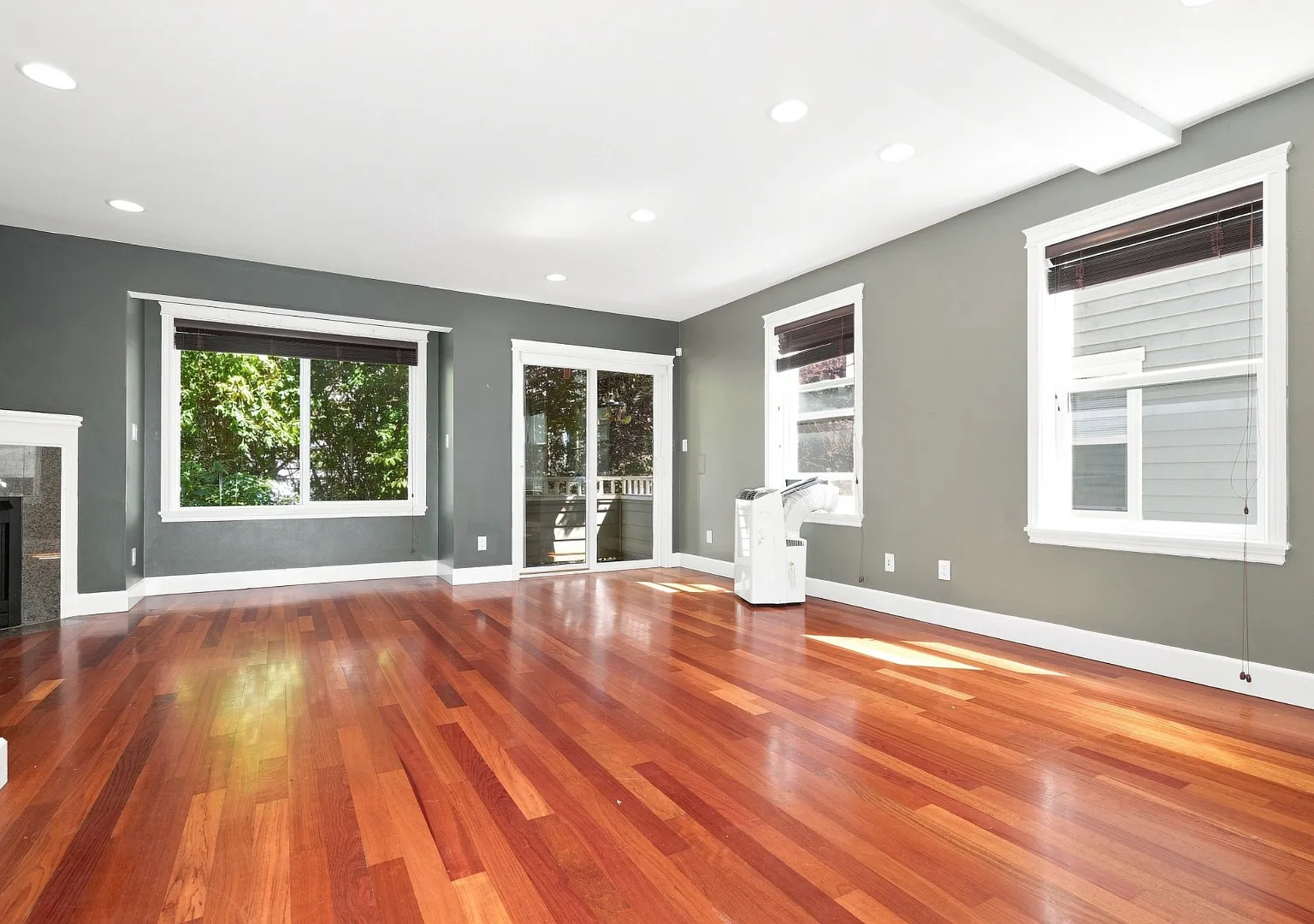 *Beautiful Ballard Townhome With Spacious Fenced Yard & Attached Garage For Rent* Available For M... — Photo 2