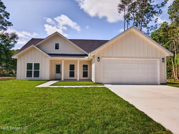 201 Tarpon St #201, Waveland, MS 39576