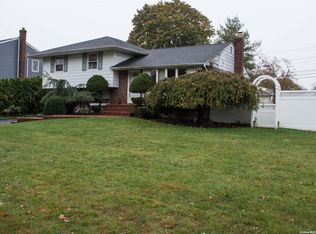 22 Cottonwood Dr, Commack, NY 11725