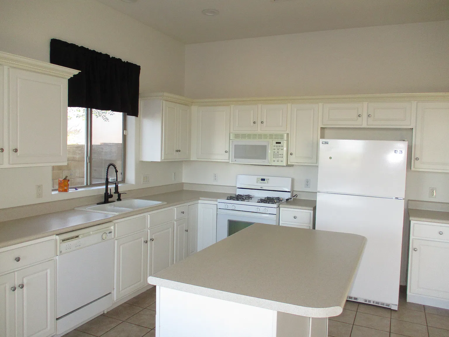 3 bed, 1732 sqft, $2,500 — Photo 4