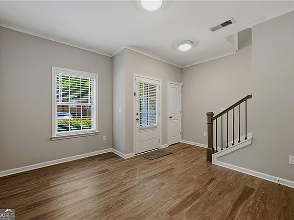 5th image of 633 Broadview Pl NE