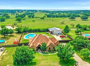 1050 Parkway Ln, Pilot Point, TX 76258