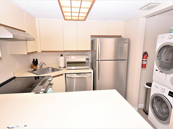 4th image of 8600 Ridgewood Ave #1210
