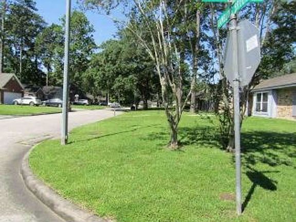 Exterior Neighborhood (street photo)