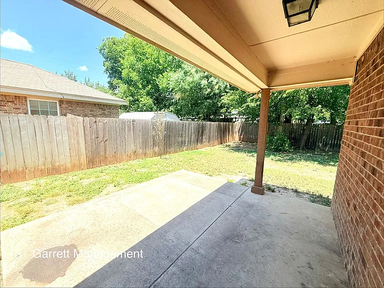 1203 E Avenue G — Photo 11