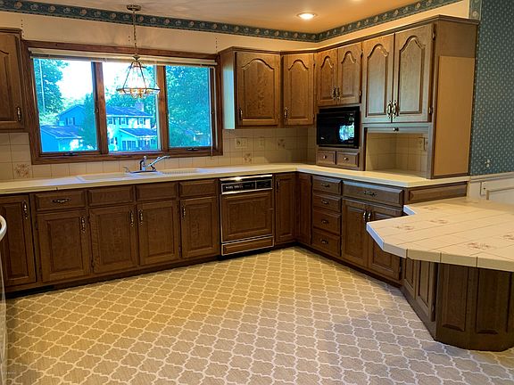 3rd image of 1048 Alden Ct