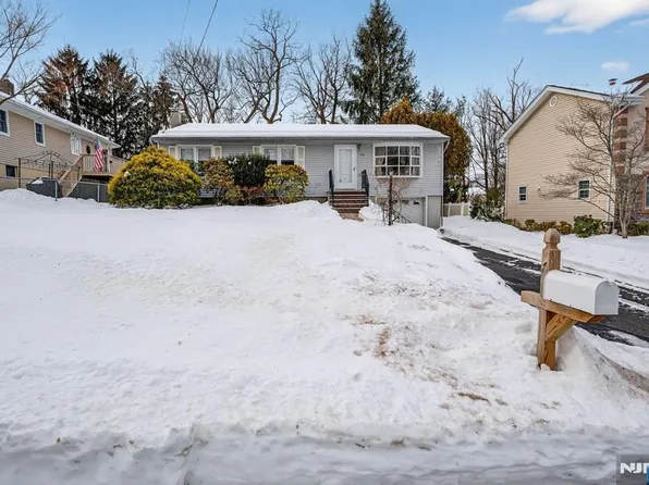 106 Walnut St, Oakland, NJ 07436