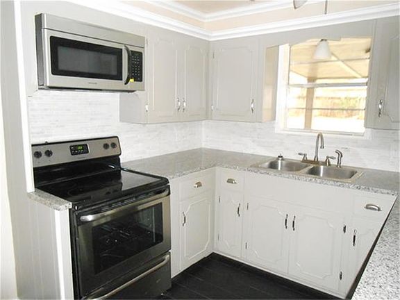 2nd image of 1302 Plantation Dr