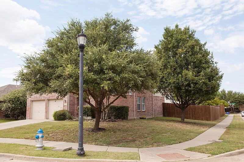4 bed, 2.5 bath, 2539 sqft, $2,495 — Photo 2